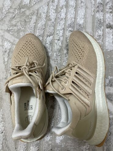 обувь адидас: Кроссовки Adidas UltraBoost, бежевые. 38 размер,почти новые-2выхода