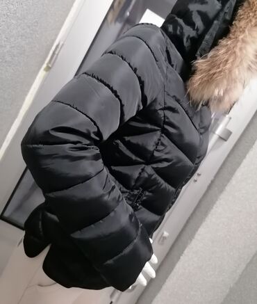 Zimske jakne: Ženska zimska jakna sa kapuljačom i krznom - Boja: crna - Kroj — 2