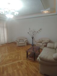 Uzunmüddətli kirayə mənzillər: Şəhərin mərkəzində 3otaqlı mənzil icarəyə verilir.İşığı suyu — 8