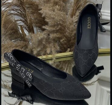 замшевые туфли на платформе: Элегантные женские туфли Gucci черного цвета с низким блочным