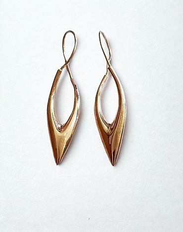 Серьги: Пара элегантных золотистых сережек с английским замком. Каждая сережка — 5