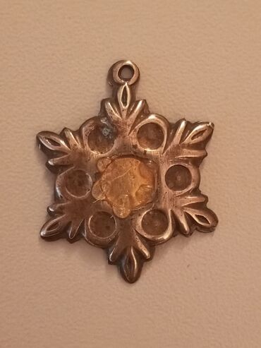 qizil halqa sirqalar: - Forma: altıucalı, qar dənəciyini xatırladan stilizə olunmuş ucluqlar