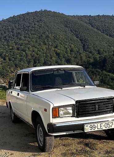 su radiatoru: VAZ 2107 avtomobili təqdim olunur. Sedan kuzova malik bu model ağ — 1