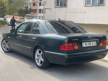 флагшток на мерседес w140 купить: Tünd yaşıl rəngdə olan Mercedes-Benz E 240 sedanı. Avtomobilin xarici
