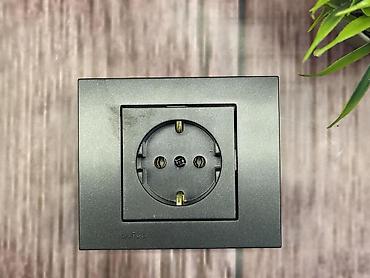 Utičnice: Suho utičnice mat crne - 300 dinara. -Duple suho utičnice mat crne - — 2