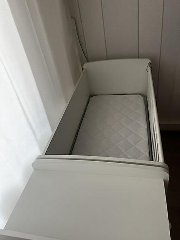 körpü mebel: Oğlan və qız üçün, İşlənmiş, Dördbucaq, Beşik, Dəstsiz, Matras ilə, Yellənmə mexanizmi ilə — 1