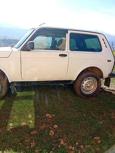 VAZ (LADA): VAZ Lada Niva 4x4, ağ rəng, 3 qapılı kuzov. Əsas xüsusiyyətlər: - Tam — 4