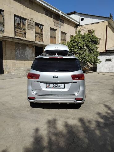 багажник на крышу автомобиля бу: Kia Carnival (минивэн) в серебристом цвете, с багажным боксом на