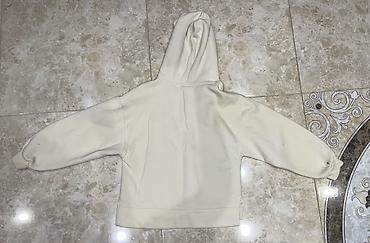tuklu geyim: Uşaq üçün kapüşonlu sweatshirt. - Rəng: krem/ivori. - Ön hissədə — 2