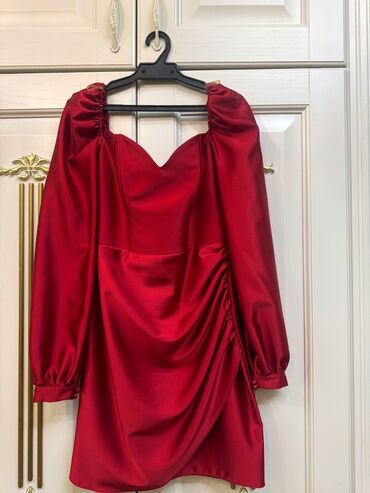 коктейльное платье с длинным рукавом: Вечернее платье, Коктейльное, Короткая модель, Атлас, С рукавами, S, M