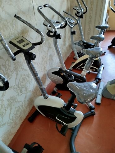 Музыкальные инструменты: Hərəkətlərinizi izləmək üçün ekranı olan stasionar velosiped. Bu
