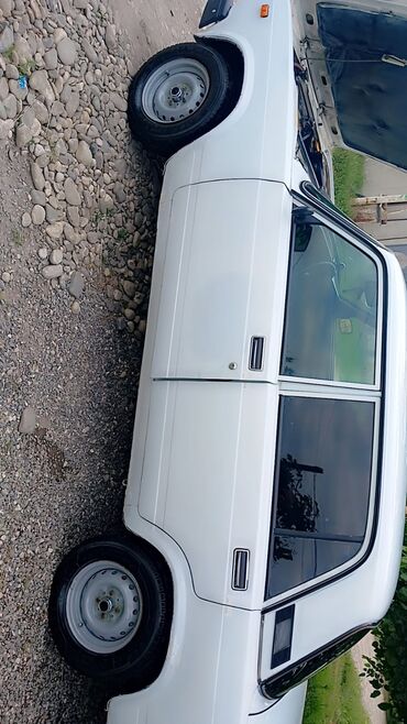 VAZ (LADA): Satilir rengi ag motor 1,6 ili 2003 qiymeti razilasma yolu ile isteyen