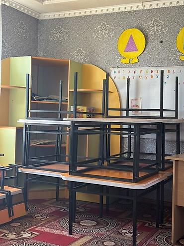Детские односпальные кровати: Учебная мебель для младших классов/детского сада Состав: - Парты — 3