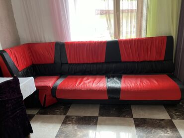 диванн: Угловой диван, цвет - Красный, Б/у