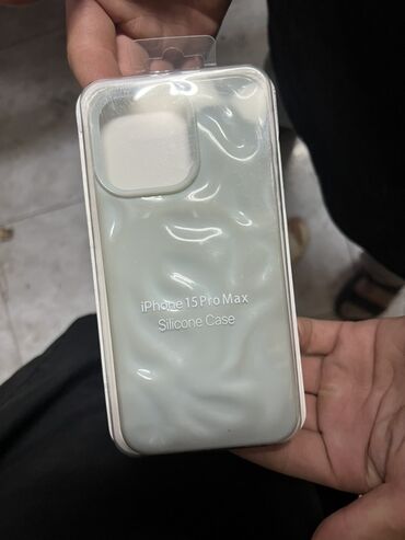 штатив для айфона: Силиконовый чехол для iPhone 15 Pro Max, выполненный в светло-сером