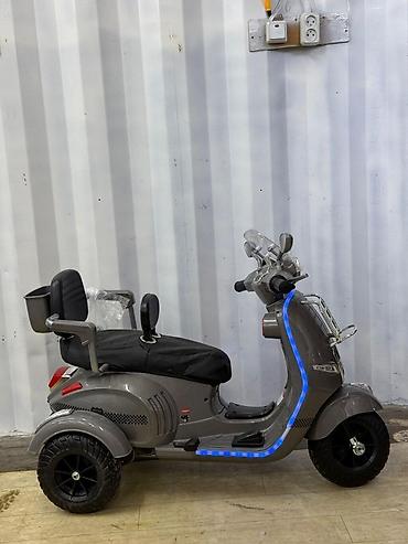 подростковые самокаты: Детский электроскутер-трицикл (стиль Vespa), 2 посадочных места — 3