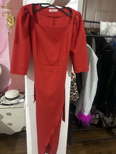 красный платье: Вечернее платье, Классическое, Длинная модель, С рукавами, M (EU 38)