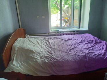 одна спальный крават: Спальный гарнитур, Двуспальная кровать, Трюмо, Тумба, Б/у