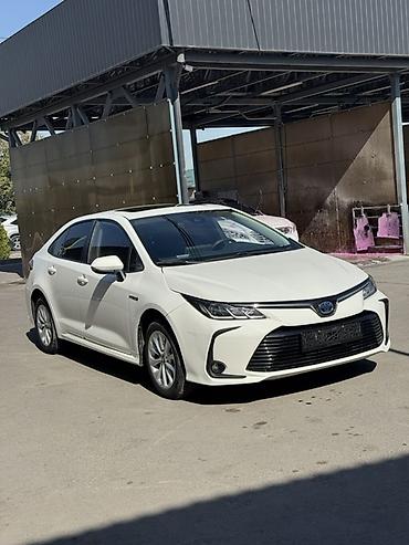 Toyota: Toyota Corolla: 2022 г., 1.8 л, Вариатор, Гибрид, Седан — 2