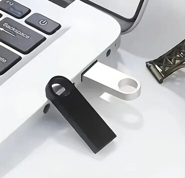 Карты памяти: ● Yaddaş karti usb ● 32 GB ✅️ ● gumusu reng var ✅️ ● 1 eded elde var