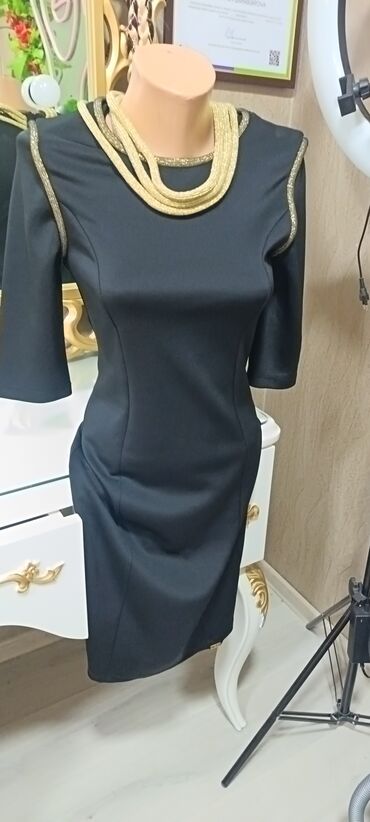 Ziyafət donları: Qırmızı don - Rəng: parlaq qırmızı - Dizayn: dördkünc dekolte, ön — 18