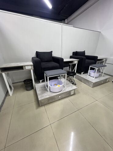 Другое оборудование для салонов красоты: Маникюрный стол Полки под лаки Лабораторный шкаф Шкаф под сухожар — 45