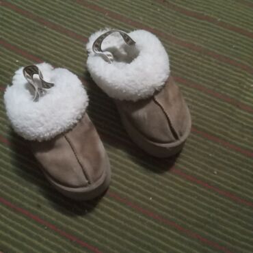 горная обувь: Домашние тапочки UGG из замши с мягкой отделкой из искусственного