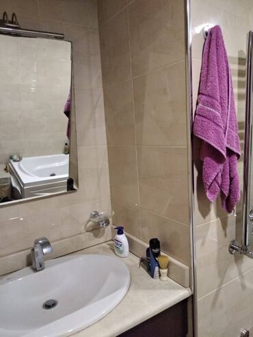 Uzunmüddətli kirayə mənzillər: Sabunçu rayonu,Razin Akkordda,3 otaqlıdan 4 otaqlıya düzəldilmiş,tam — 4