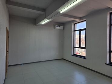 Офисы: Сдаю Офис, 21 м², В бизнес центре, С видом на горы, 1 линия, С оборудованием — 4