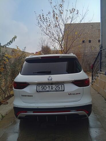 Digər Avtomobillər: VGV ağ rəngli şəhər krossoveri Xüsusiyyətlər: - Geniş xrom radiator — 12