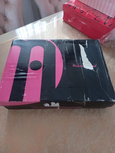 Çəkmələr: Amerikadan sifariş edilib. Çox uzundur, dizdən yuxarıdır, botforddur — 9