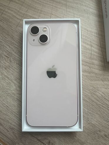 produkcii apple iphone: IPhone 13, Б/у, 128 ГБ, Белый, Зарядное устройство, Чехол