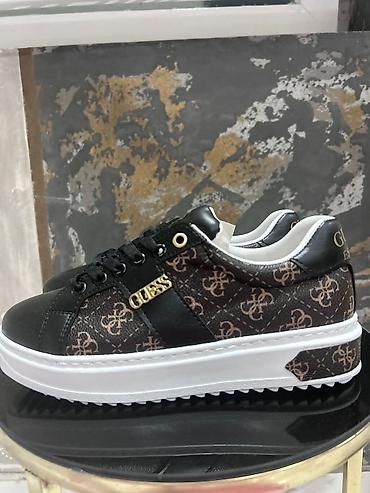 Patike: Predobre patike 
Vel 36 do 40 
Cena 4500 din — 25