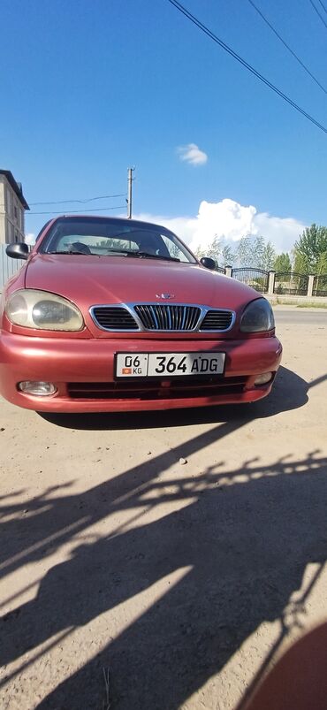 рассрочкага машина алам: Красный седан Daewoo Lanos, отличающийся классической четырехдверной