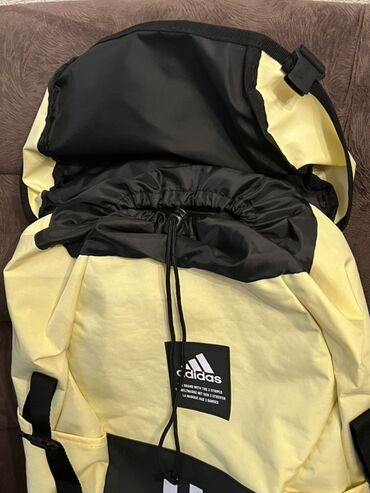idman cantalari: Adidas idman bel çantası, açıq sarı və qara rənglərdədir. Üzərində