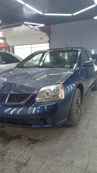 мицубиси галанд: Автомобиль Mitsubishi Galant синего цвета. Седан с передним приводом