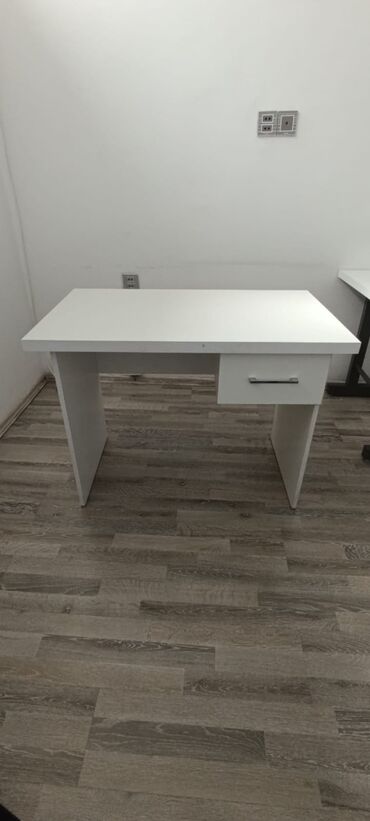100×100 profil: Ağ rəngli minimalist iş masası Eni-60sm Uzunluğu-1m hündürlüyü-75sm