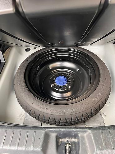 corolla cros: Toyota hibrid sedan – ağ rəng Xüsusiyyətlər: - Hibrid sistem (benzin — 2