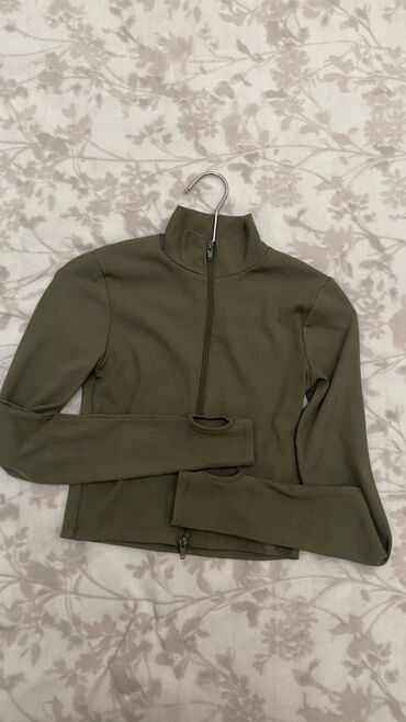 Plaşlar: Zeytun-yaşıl rəngdə qadın üst geyimi – yarım fermuarlı idman/jaket