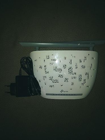 modem wifi: TP-Link brendinə məxsus ağ rəngli simsiz router. Cihazın yuxarı — 1