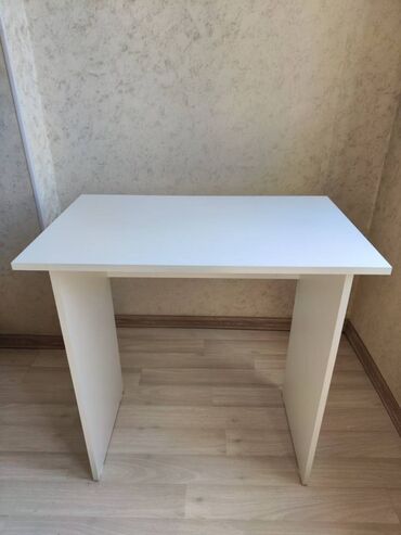 Компьютерные столы: Продам компьютерный стол 73 × 45 см Состояние нового Лёгкий и