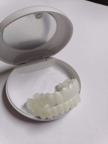 Ostalo: Snap on Smile navlake za zube 
Cena:3600din/par gornja i donja — 4