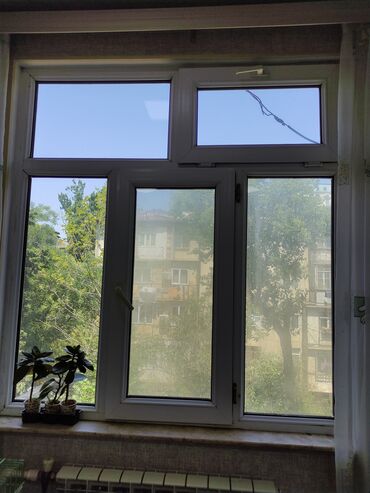 Taxta pəncərələr: Bu PVC pəncərə ağ rəngdədir və üç böyük şüşə paneli var. Şüşə panellər