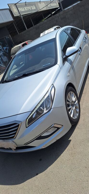 елентра хундай: Элегантный седан Hyundai Sonata серебристого цвета. Автомобиль оснащен