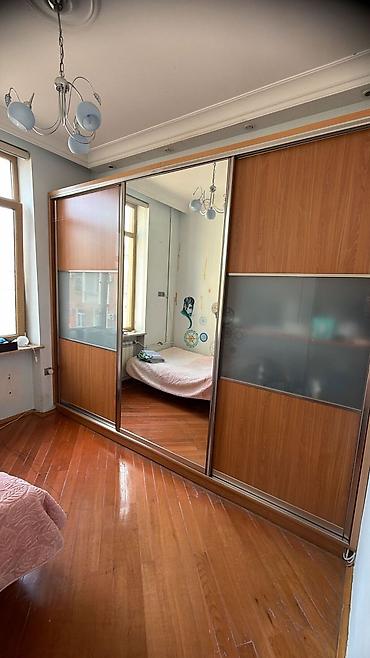 Dolab. 200man. Yaxsi veziyyetdedi.Ici genis derindi.Olcu uzunluq