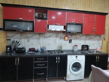 Kreslolar: Mətbəx mebel dəsti qırmızı və qara rənglərin ahəngi ilə müasir dizaynı