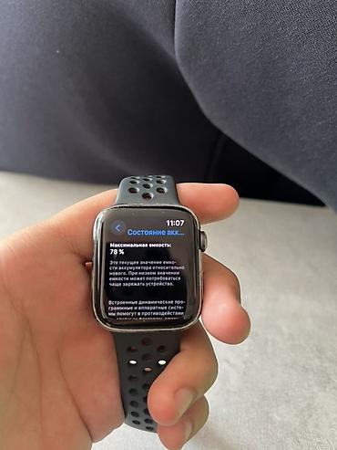 apple m4: Apple Watch (Series не указан) с серым перфорированным спортивным — 1