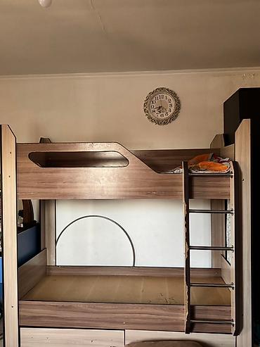 bunk bed: Двухъярусная кровать с лестницей из хромированных трубок. Каркас — 4