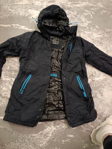 Пуховики и зимние куртки: Продается верхняя одежда бу в отличном состоянии по сом, при покупке — 10