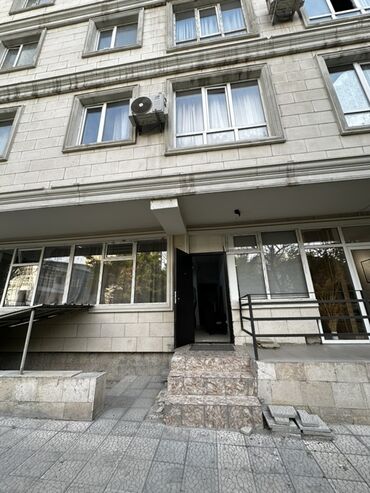 аренда нежилых помещений под офис: Продается коммерческое помещение на первом этаже в здании, с ремонтом